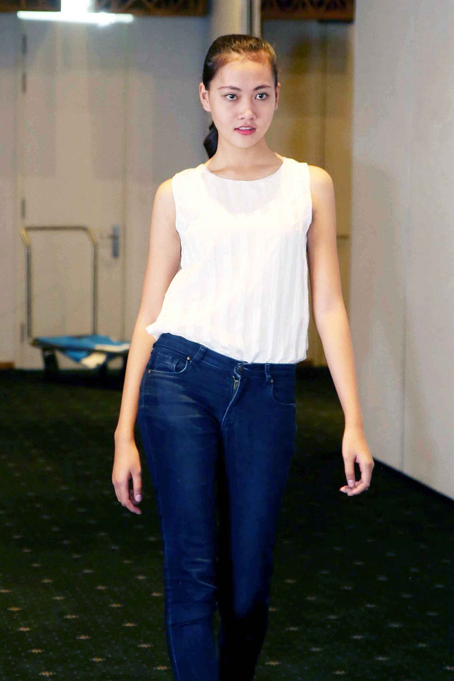 Nhà thiết kế Alexis Mabille trực tiếp thử giày cho người mẫu Việt Nam ảnh 8