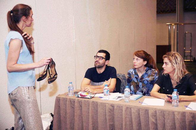 Nhà thiết kế Alexis Mabille trực tiếp thử giày cho người mẫu Việt Nam ảnh 3