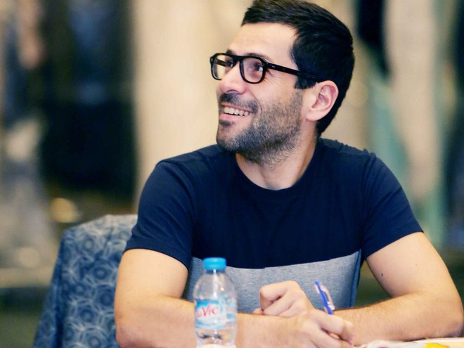 Nhà thiết kế Alexis Mabille trực tiếp thử giày cho người mẫu Việt Nam ảnh 1