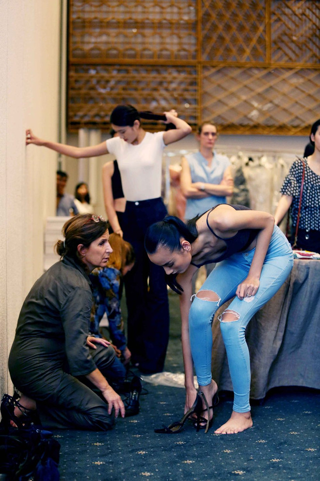 Nhà thiết kế Alexis Mabille trực tiếp thử giày cho người mẫu Việt Nam ảnh 12