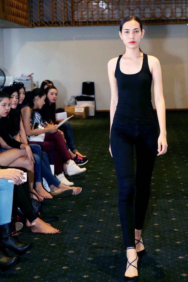 Nhà thiết kế Alexis Mabille trực tiếp thử giày cho người mẫu Việt Nam ảnh 6