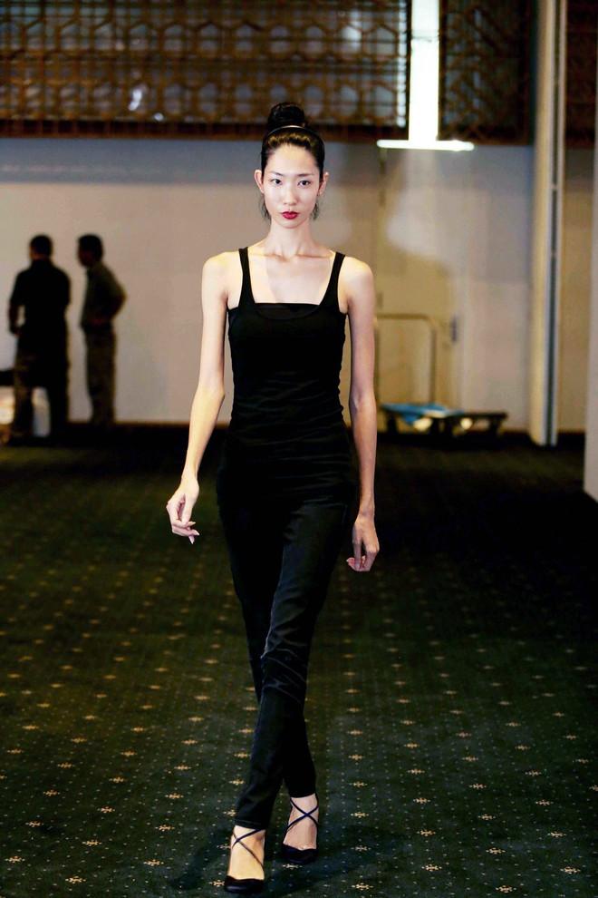 Nhà thiết kế Alexis Mabille trực tiếp thử giày cho người mẫu Việt Nam ảnh 10