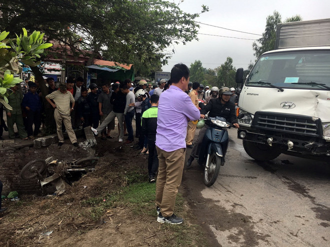 Ôtô hất tung xe máy xuống ruộng rồi đâm xe đạp, 2 người bị thương ảnh 1