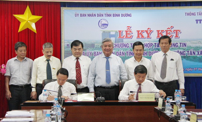Quang cảnh Lễ ký kết. (Ảnh: Hải Âu/TTXVN) Đẩy mạnh hợp tác thông tin giữa TTXVN và UBND tỉnh Bình Dương ảnh 2