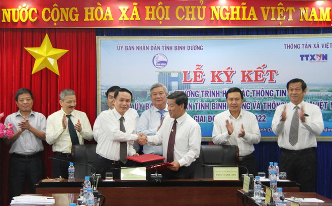 Quang cảnh Lễ ký kết hợp tác thông tin giữa UBND tỉnh Bình Dương và Thông tấn xã Việt Nam. (Ảnh: Hải Âu/TTXVN) Đẩy mạnh hợp tác thông tin giữa TTXVN và UBND tỉnh Bình Dương ảnh 1