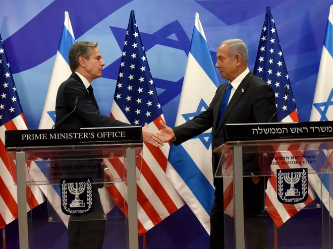 Ngoại trưởng Mỹ Antony Blinken (trái) và Thủ tướng Israel Benjamin Netanyahu. (Nguồn: Getty Images) Ngoại trưởng Mỹ thăm Israel, nhấn mạnh giải pháp hai nhà nước ảnh 1