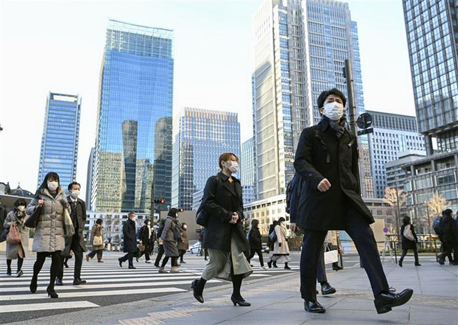Người dân đeo khẩu trang phòng dịch COVID-19 tại Tokyo, Nhật Bản. (Ảnh: Kyodo/TTXVN) Nhật Bản duy trì các biện pháp kiểm dịch với du khách từ Trung Quốc ảnh 1