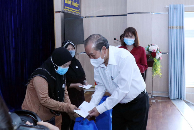 Phó Thủ tướng Thường trực Trương Hòa Bình tặng quà Tết Nguyên đán Tân Sửu cho đồng bào Chăm tại Thành phố Hồ Chí Minh. (Ảnh: Xuân Khu/TTXVN) Phó Thủ tướng Trương Hòa Bình tặng quà Tết cho người Chăm tại TP.HCM ảnh 1