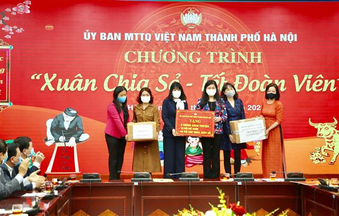 Trao tặng quà học sinh đang thực hiện cách ly tại trường tiểu học Xuân Phương, Hà Nội. (Ảnh: TTXVN phát) Hà Nội: Chia sẻ với hộ nghèo, công nhân dịp Tết Tân Sửu 2021 ảnh 1
