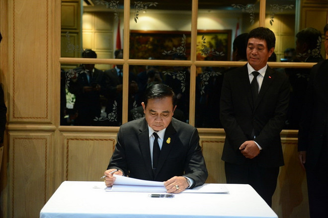 Thủ tướng Thái Lan đến Đại sứ quán viếng Chủ tịch nước Trần Đại Quang ảnh 1