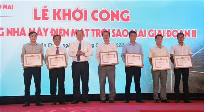 Ông Nguyễn Thanh Bình, Chủ tịch UBND tỉnh An Giang, trao tặng Bằng khen của UBND tỉnh An Giang cho các tập thể, cá nhân của huyện Tịnh Biên có thành tích trong công tác hỗ trợ triển khai giai đoạn 2 của dự án. (Ảnh: Thanh Sang/TTXVN) Đầu tư 3.000 tỷ đồng cho giai đoạn 2 nhà máy điện Mặt Trời ở An Giang ảnh 2