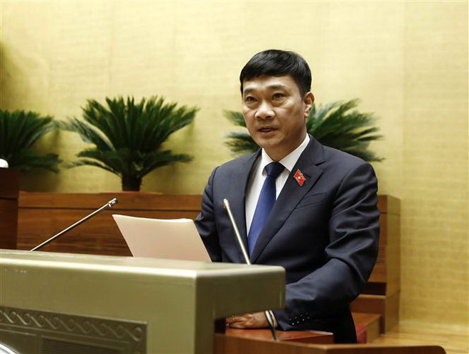 Chủ nhiệm Ủy ban Kinh tế của Quốc hội Vũ Hồng Thanh trình bày Báo cáo thẩm tra dự án Luật Phòng, chống rửa tiền (sửa đổi). (Ảnh: An Đăng/TTXVN) Xây dựng pháp luật về phòng, chống rửa tiền phù hợp yêu cầu quốc tế ảnh 2