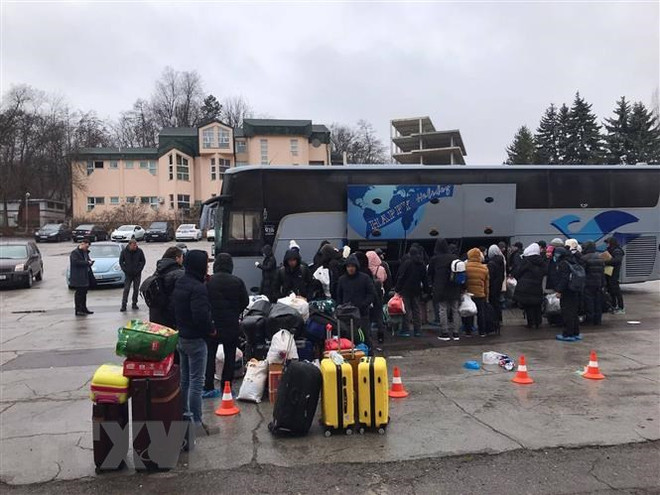 Bộ Ngoại giao: Chú trọng công tác bảo hộ công dân Việt Nam tại Ukraine ảnh 1