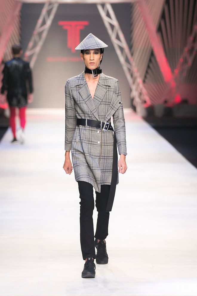 Những chiến binh “mãnh hổ” trên sàn diễn thời trang Thu Đông 2017 ảnh 13