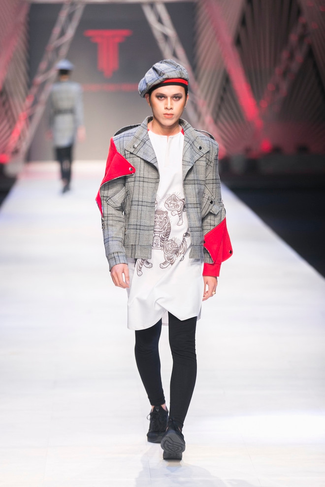 Những chiến binh “mãnh hổ” trên sàn diễn thời trang Thu Đông 2017 ảnh 14