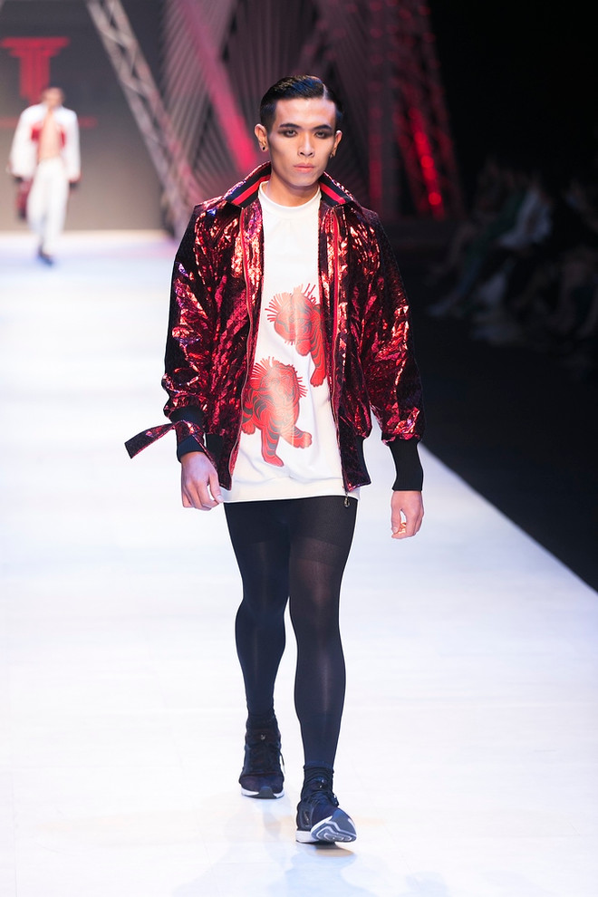 Những chiến binh “mãnh hổ” trên sàn diễn thời trang Thu Đông 2017 ảnh 10