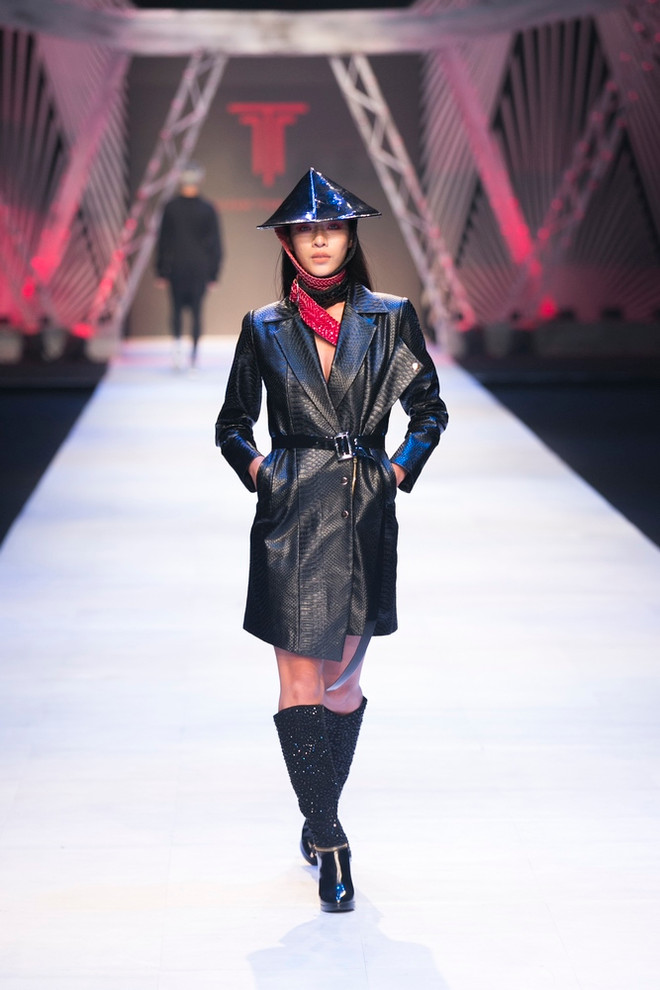 Những chiến binh “mãnh hổ” trên sàn diễn thời trang Thu Đông 2017 ảnh 18