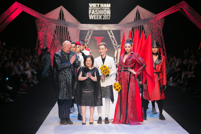 Những chiến binh “mãnh hổ” trên sàn diễn thời trang Thu Đông 2017 ảnh 1