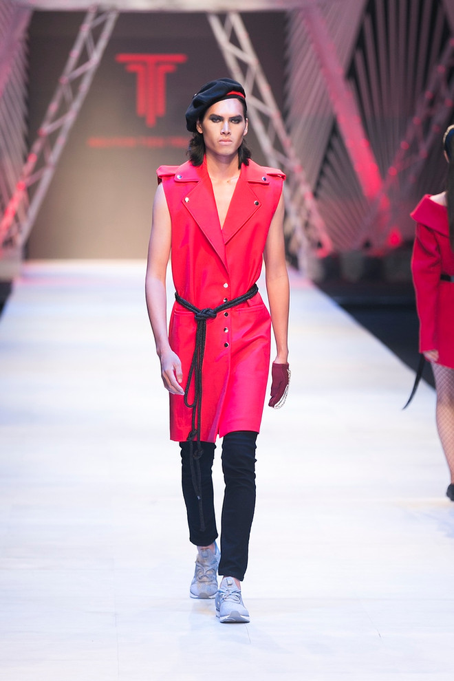 Những chiến binh “mãnh hổ” trên sàn diễn thời trang Thu Đông 2017 ảnh 9