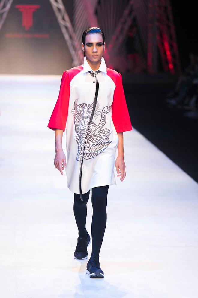 Những chiến binh “mãnh hổ” trên sàn diễn thời trang Thu Đông 2017 ảnh 17