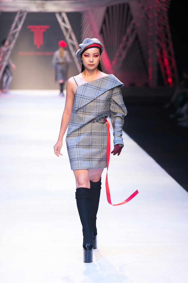 Những chiến binh “mãnh hổ” trên sàn diễn thời trang Thu Đông 2017 ảnh 7