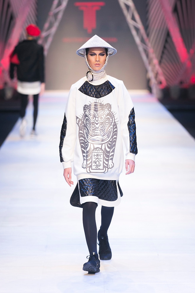 Những chiến binh “mãnh hổ” trên sàn diễn thời trang Thu Đông 2017 ảnh 12