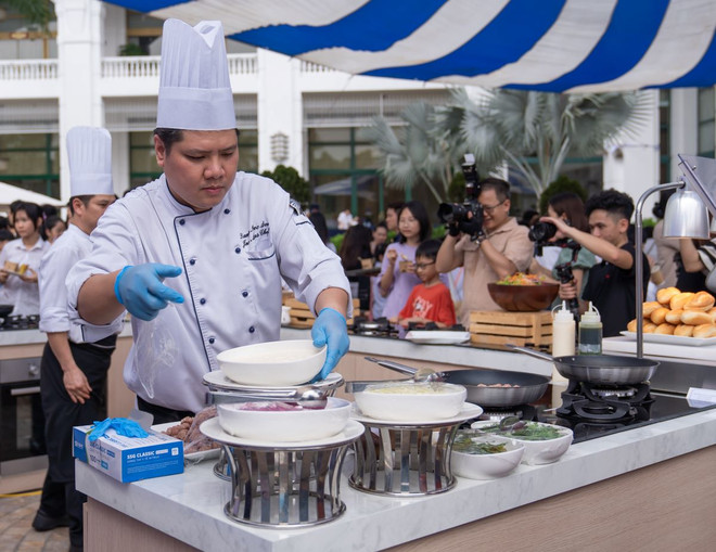Đầu bếp chuẩn bị món ăn tại sự kiện ẩm thực 'Hương vị Thụy Điển-Quà chiều.' (Nguồn: Đại sứ quán Thụy Điển tại Hà Nội) qua chieu 1.jpg