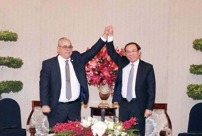 Ông Nguyễn Văn Nên (phải), Ủy viên Bộ Chính trị, Bí thư Thành ủy Thành phố Hồ Chí Minh và ông Luis Antonio Torres Iribar, Ủy viên Trung ương Đảng, Bí thư Thứ nhất Thành ủy La Habana bày tỏ tình đoàn kết. (Ảnh: Xuân Khu/TTXVN) Tạo thuận lợi cho doanh nghiệp Việt Nam đầu tư, kinh doanh tại Cuba ảnh 1