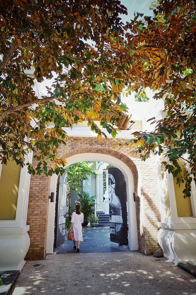 Lối vào khu nghỉ dưỡng có kiến trúc ấn tượng JW Marriott Phu Quoc Emerald Bay. (Ảnh: Mai Mai/Vietnam+) Phát triển hạ tầng: 'Đòn bẩy' giúp Việt Nam thành điểm đến nổi tiếng ảnh 4