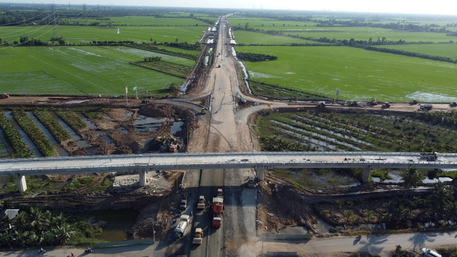 Thi công cầu vượt tuyến chính tại gói thầu số 3 trên địa bàn tỉnh Đồng Tháp. (Ảnh: Huy Hùng/TTXVN) ttxvn-my-thuan-can-tho-2-5169.jpg