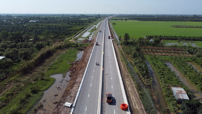 Một đoạn tuyến thuộc gói thầu số 2 trên địa bàn tỉnh Vĩnh Long đã cơ bản hoàn thành. (Ảnh: Huy Hùng/TTXVN) ttxvn-my-thuan-can-tho-3-2416.jpg