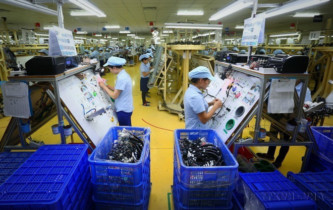 Sản xuất linh kiện điện tử tại một doanh nghiệp ở Vĩnh Phúc. (Ảnh: Danh Lam/TTXVN) ttxvn-linh-kien-dien-tu-4589.jpg
