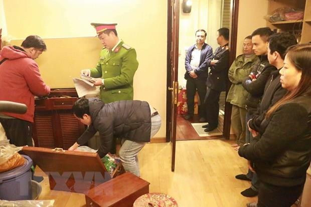 Lực lượng chức năng khám xét nhà đối tượng Hưng 'kính.' (Nguồn: TTXVN) Vụ bảo kê tại chợ Long Biên: Xét xử Hưng 'kính' vào ngày 11/7 ảnh 1