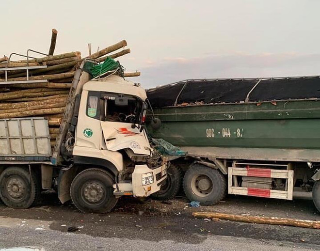 Hiện trường vụ tai nạn. (Nguồn: TTXVN) Tai nạn giao thông nghiêm trọng trên cầu Thanh Trì, 2 người tử vong ảnh 1