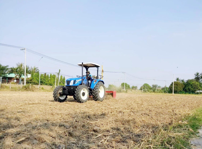 San phẳng ruộng bằng tia laser để sản xuất 'cánh đồng lớn' ảnh 2