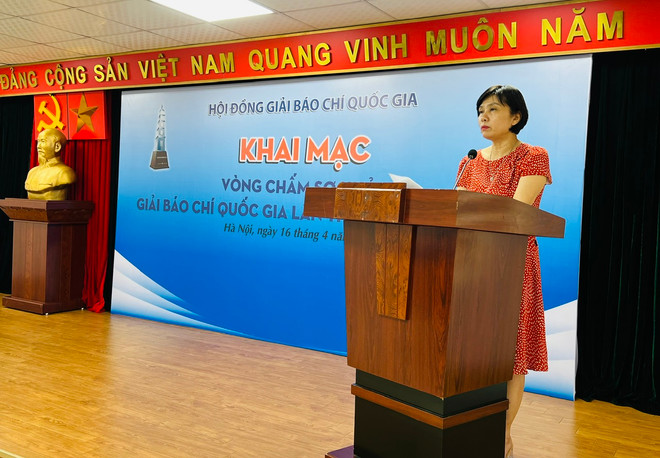 Trưởng Ban Nghiệp vụ Hội Nhà báo Việt Nam, bà Đỗ Thị Thu Hằng thông tin tại sự kiện. (Ảnh: Mai Mai/Vietnam+) vnp_giai bao chi quoc gia (2).jpg