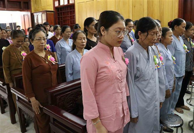 Những người dân tham dự buổi lễ dành một phút tưởng niệm các nạn nhân tử vong do tai nạn giao thông. (Ảnh: Đinh Tuấn/TTXVN) Tưởng niệm nạn nhân tử vong do tai nạn giao thông ở Hưng Yên ảnh 1