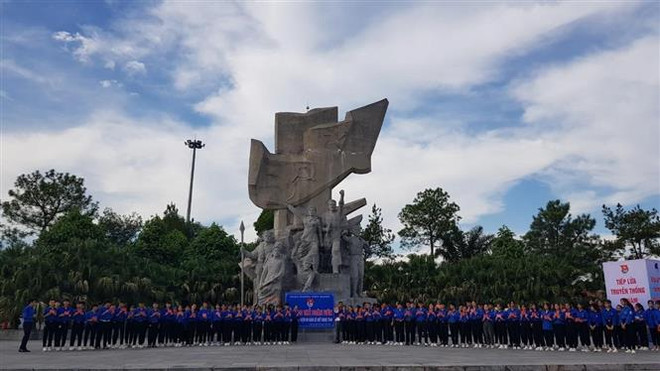 90 đoàn viên mới được kết nạp và trao thẻ đoàn viên trước Tượng đài Xô Viết Nghệ Tĩnh. (Ảnh: Hoàng Ngà/TTXVN) Tuổi trẻ Hà Tĩnh tiếp lửa truyền thống 90 năm Xô Viết Nghệ Tĩnh ảnh 1