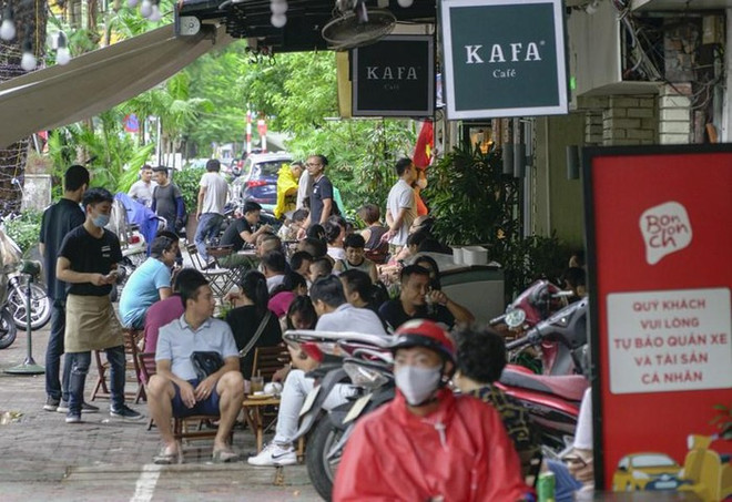 Hà Nội chưa hết dịch, tình trạng kinh doanh ở vỉa hè đã tràn lan ảnh 2