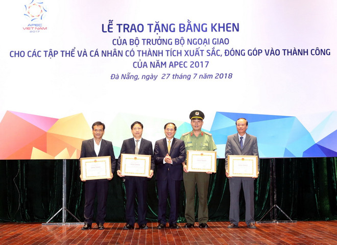 Khen thưởng tập thể, cá nhân góp phần vào thành công của Năm APEC 2017 ảnh 1