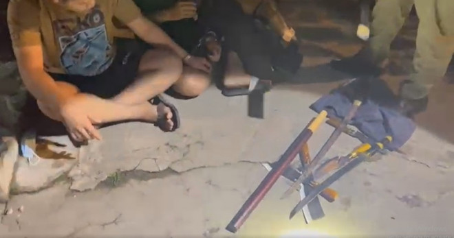 Tạm giữ nhóm phụ huynh mang súng đi giải quyết mâu thuẫn cho con ảnh 1