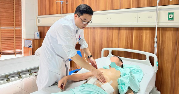 Bệnh viện Việt Đức cấp cứu bệnh nhân bị thủng ruột do nuốt que tăm ảnh 1