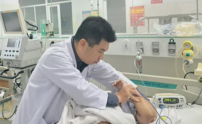 Vụ cây đổ trong trường học ở TP.HCM: Thăm hỏi và hỗ trợ các nạn nhân ảnh 1