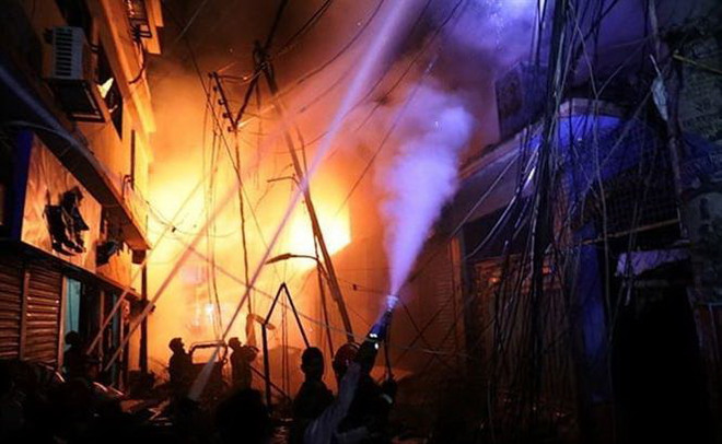Hiện trường vụ hỏa hoạn tại Dhaka, Bangladesh, ngày 21/2. (Ảnh: Reuters/NDTV/TTXVN) Số người thương vong trong vụ hỏa hoạn tại Bangladesh tăng cao ảnh 1