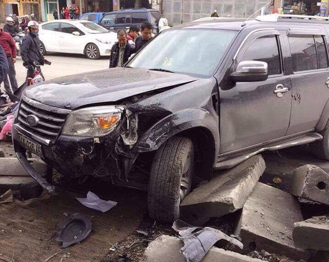 Ôtô mất lái đâm vào liên tiếp vào 3 xe máy khiến 3 người nhập viện ảnh 1