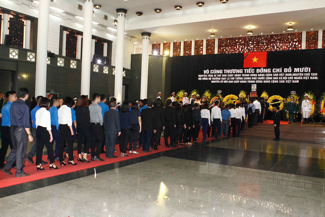 Các đoàn đại biểu tiếp tục vào viếng nguyên Tổng Bí thư Đỗ Mười ảnh 3