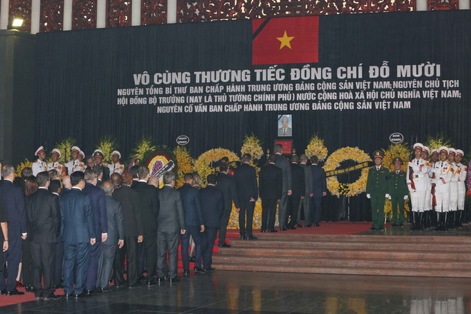 Các đoàn đại biểu tiếp tục vào viếng nguyên Tổng Bí thư Đỗ Mười ảnh 1