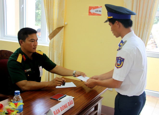 Những lá phiếu bầu cử sớm trên biển đã được đưa về đất liền ảnh 1