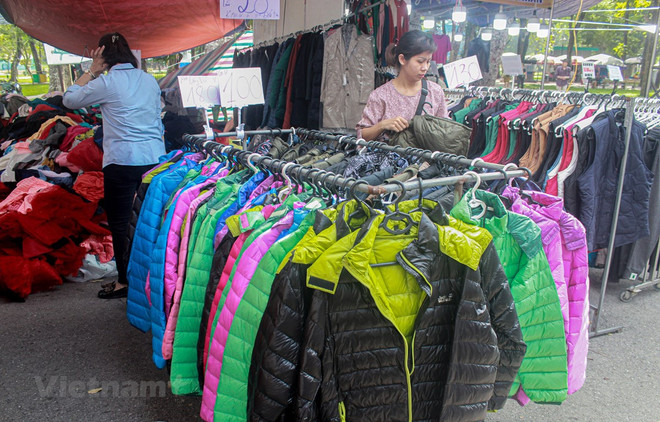 Hà Nội: Thời tiết 'trở gió,' trang phục, phụ kiện giữ ấm hút khách ảnh 1