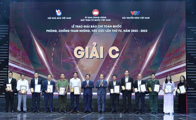 Phó Trưởng Ban Thường trực Ban Dân vận Trung ương Phạm Tất Thắng và Bộ trưởng, Chủ nhiệm Ủy ban Dân tộc Hầu A Lềnh trao Giải C cho các tác giả. (Ảnh: Minh Đức/TTXVN) Danh sách các tác phẩm đoạt Giải Báo chí về Phòng, Chống Tham nhũng ảnh 3
